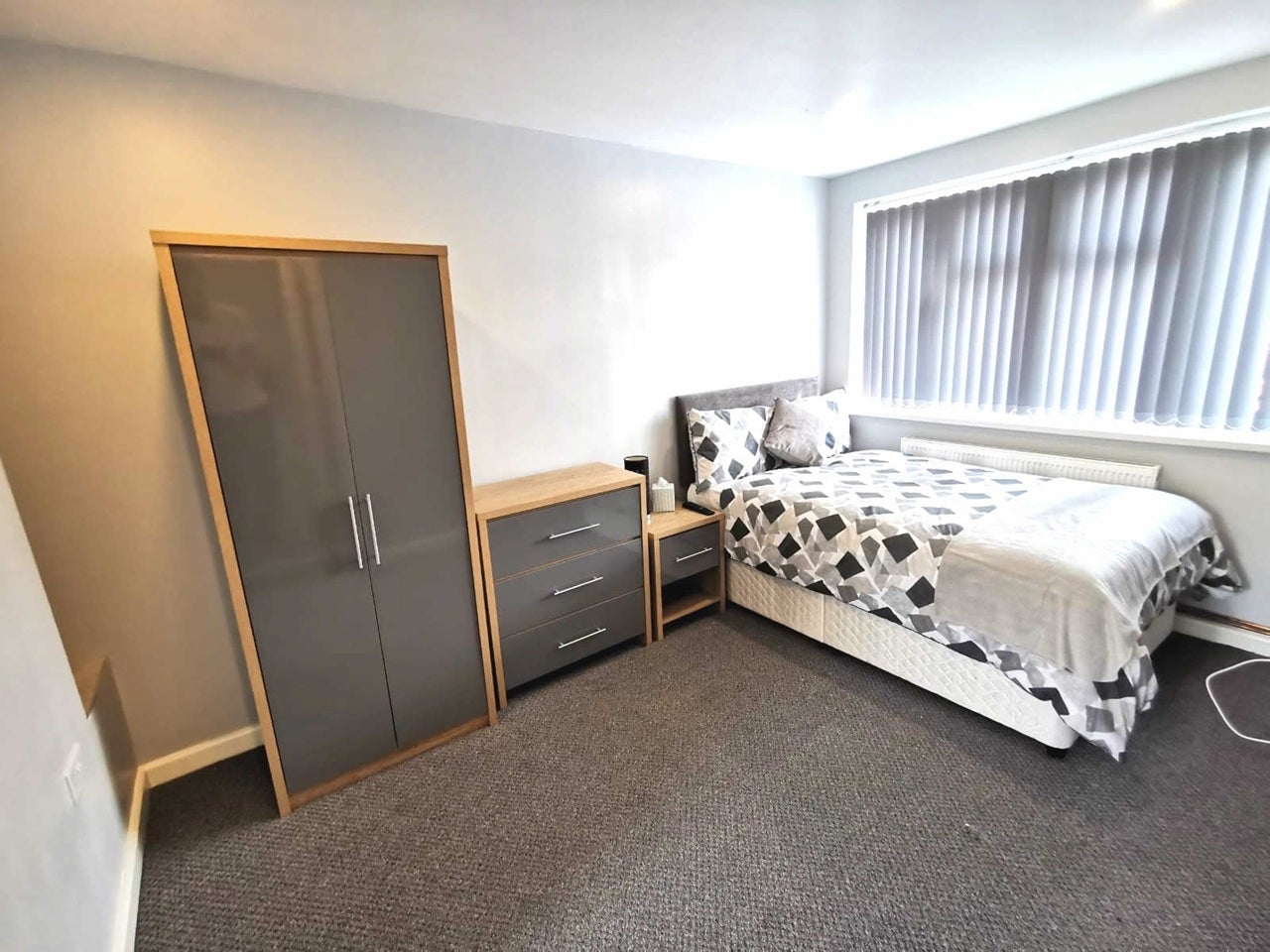 Room Poole Crescent in Birmingham