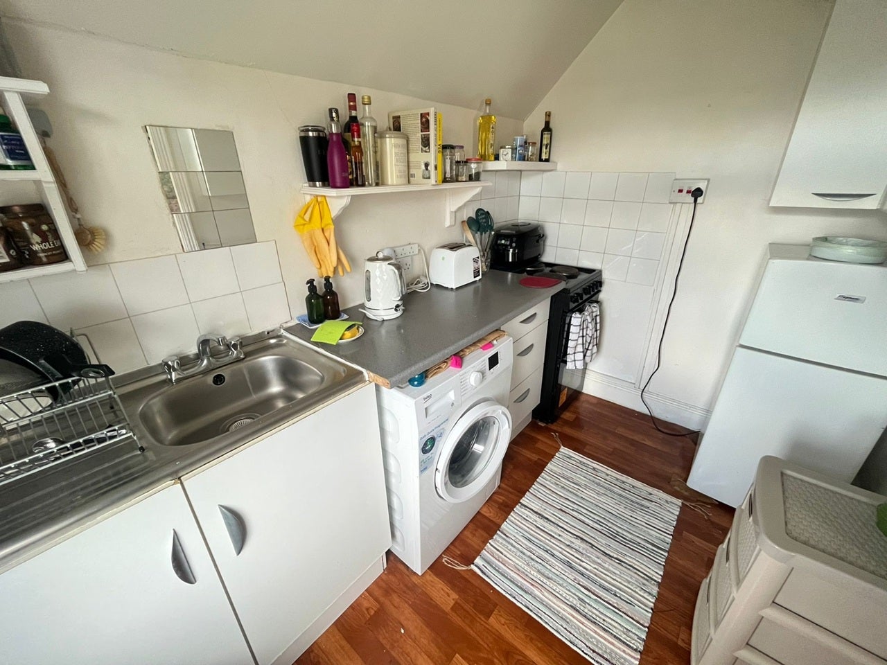 Flat Robinson Road in Greater London