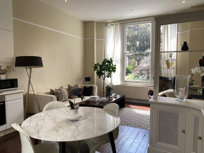 Flat Macaulay Road in Greater London