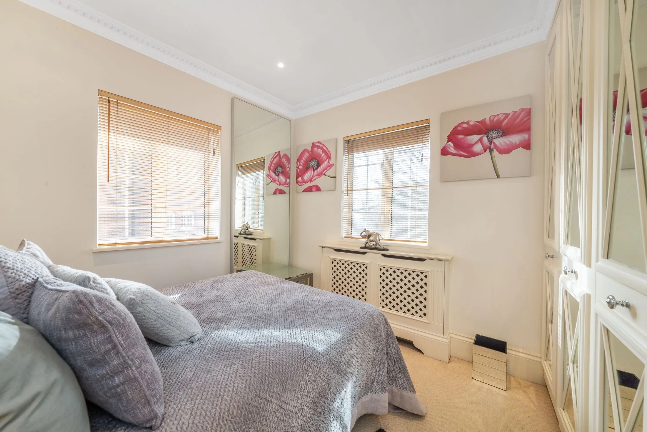 Flat The Mount in Greater London