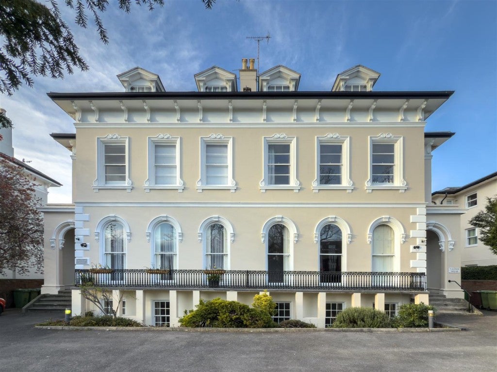 Flat Lansdown Road in Cheltenham