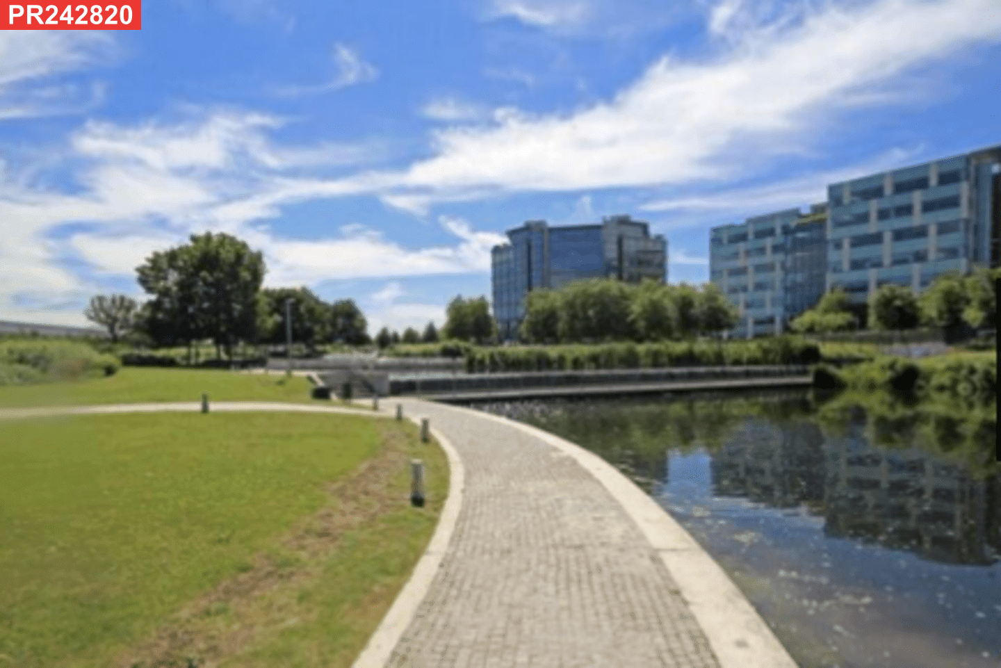 Flat Lakeside Drive in Greater London