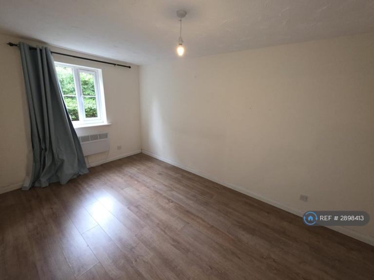 Flat Pearcey Road in Bedford