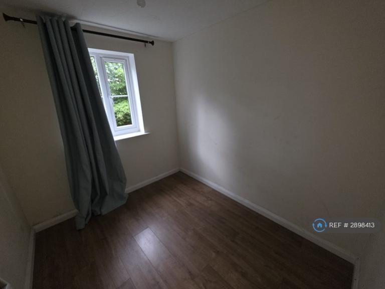 Flat Pearcey Road in Bedford