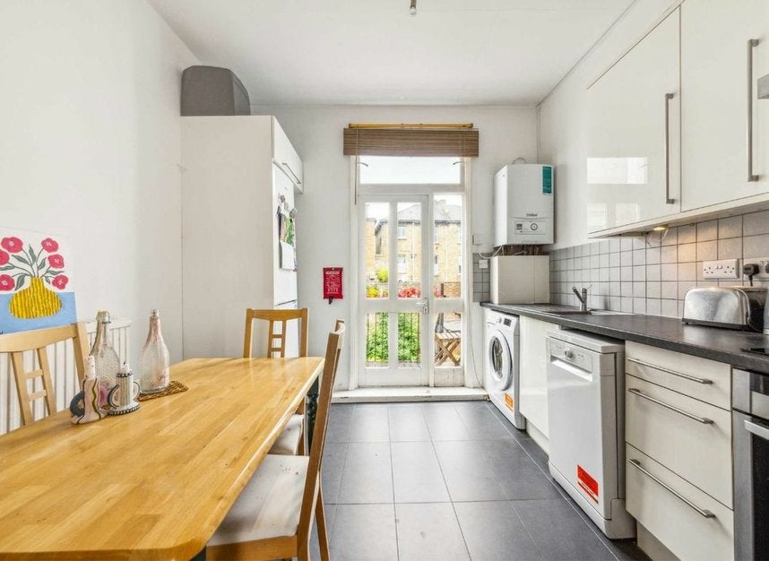 Flat Charteris Road in Greater London