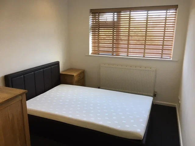 Room Beamish Road in Poole