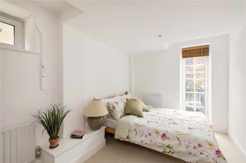 Room Ferndale Road in Greater London