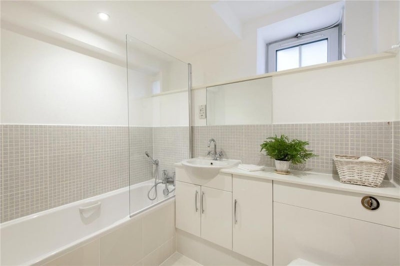 Room Ferndale Road in Greater London
