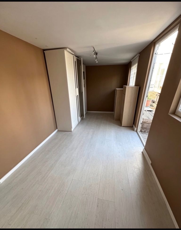 Flat Leaver Gardens in Greater London