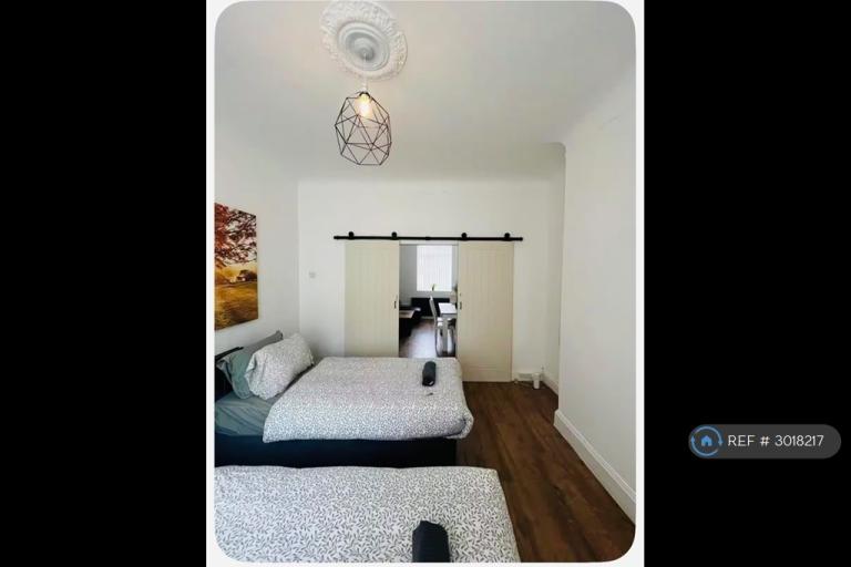 Room Hawkesworth Street in Liverpool