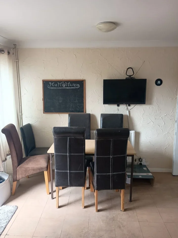 Room Carfax Road in Greater London