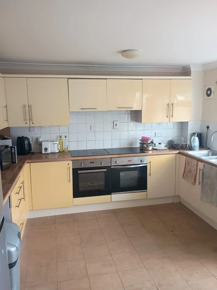 Room Carfax Road in Greater London