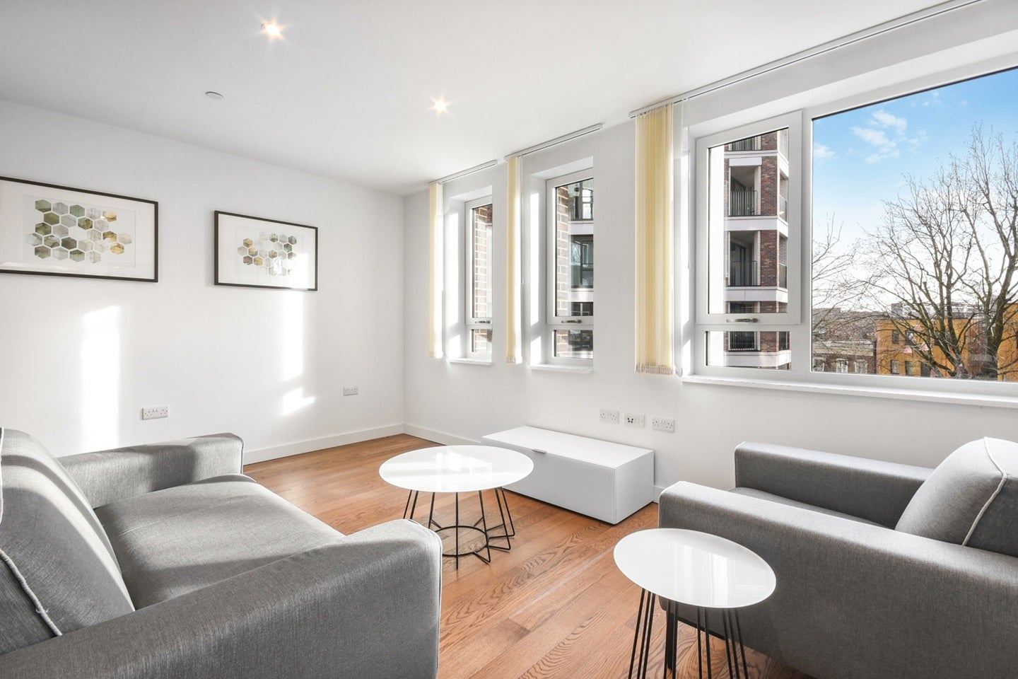 Flat Sayer Street in Greater London