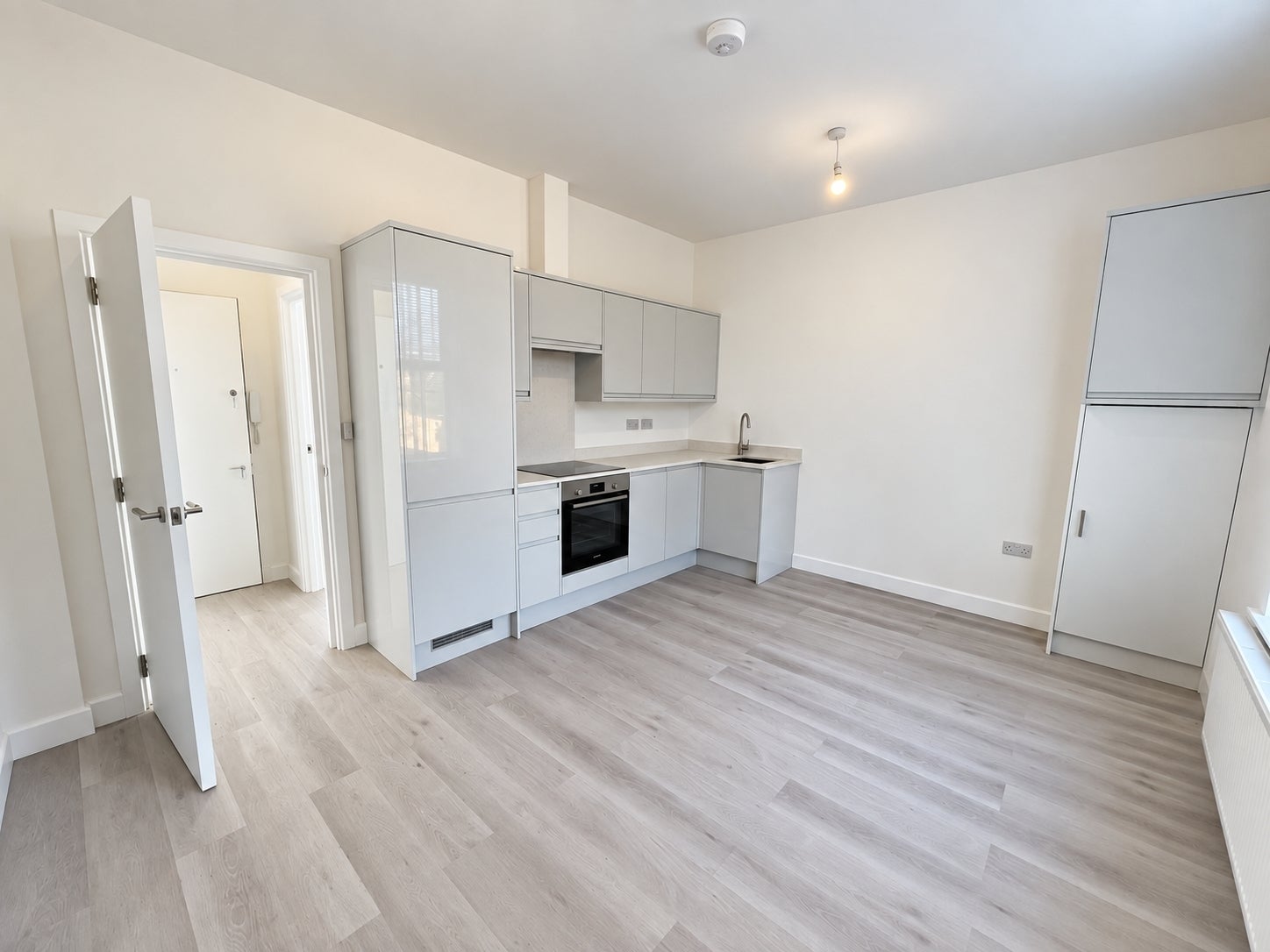 Flat Fernham Road in Greater London