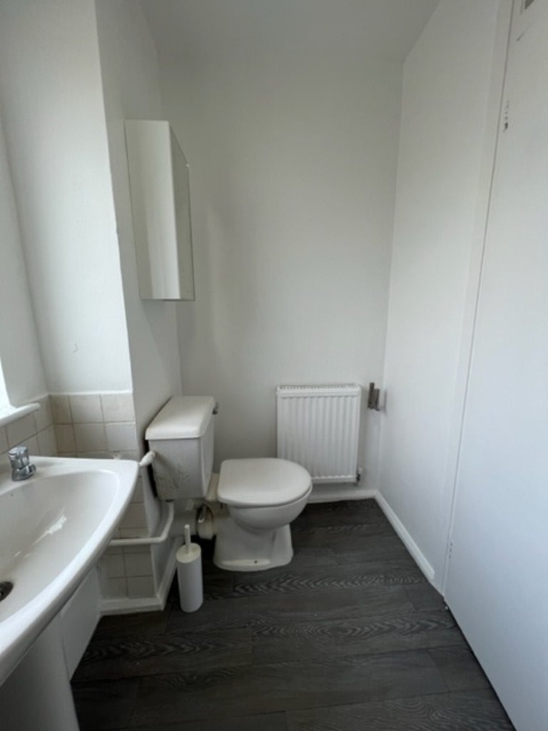 Flat Reed Road in Greater London