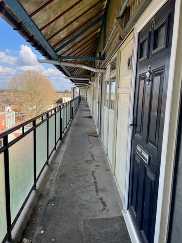 Flat Reed Road in Greater London