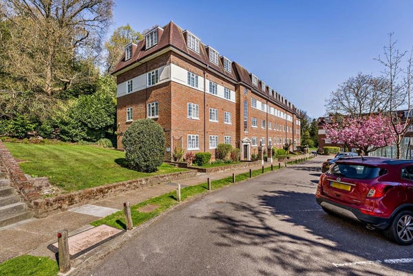 Flat Herga Court in London