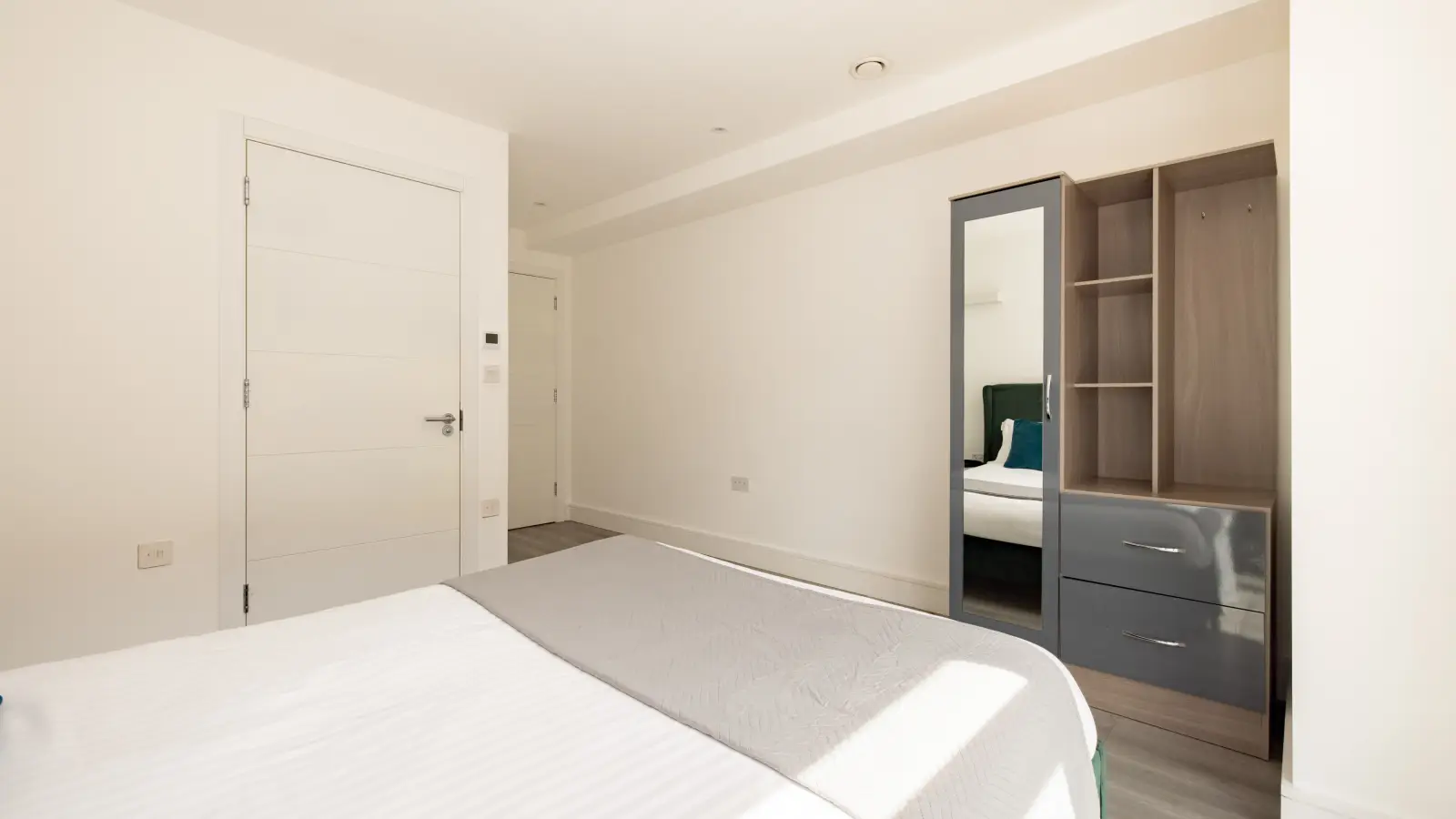 Flat Harlequin Avenue in Greater London