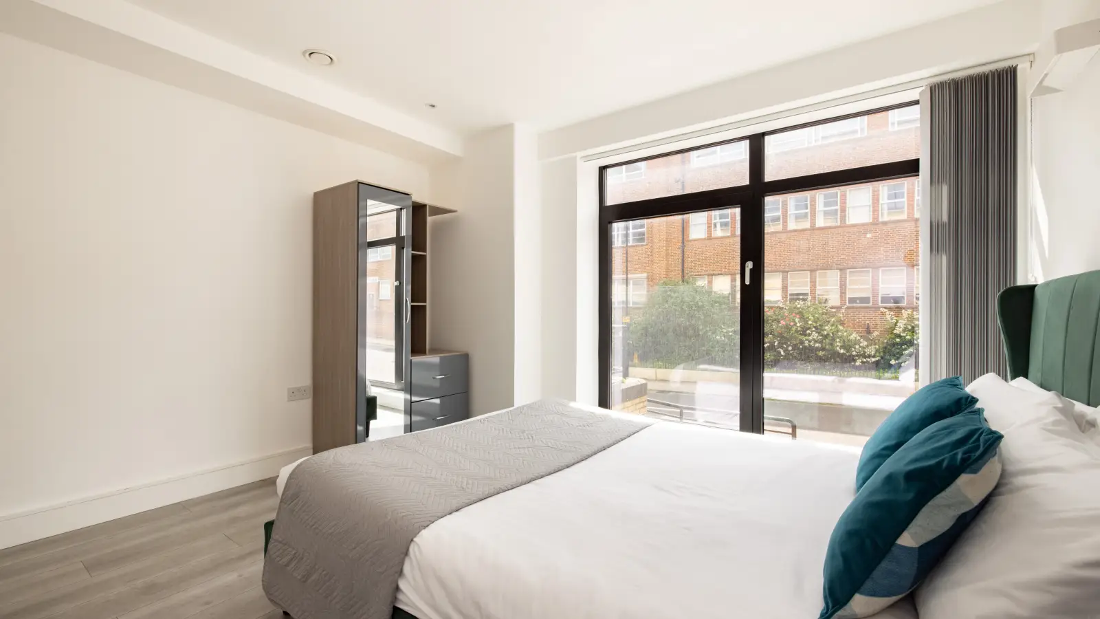 Flat Harlequin Avenue in Greater London