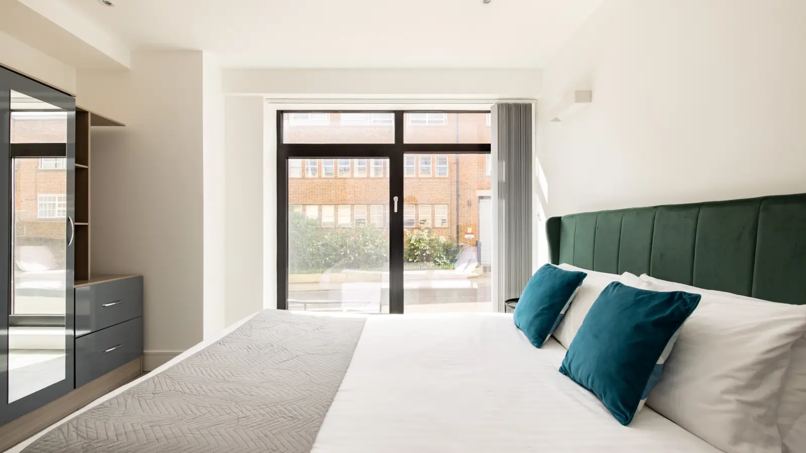 Flat Harlequin Avenue in Greater London
