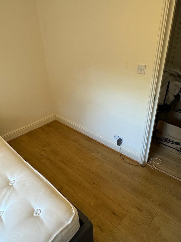Room Chepstow Road in Greater London