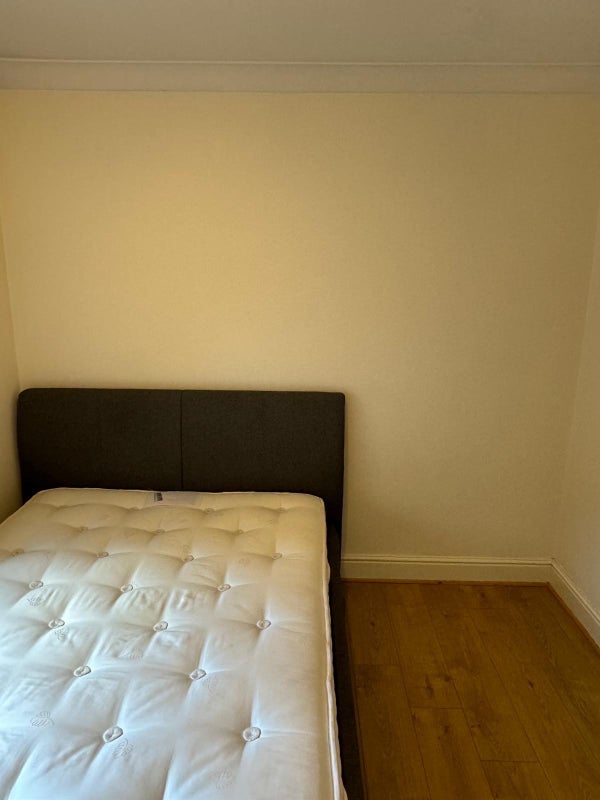 Room Chepstow Road in Greater London