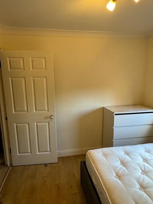 Room Chepstow Road in Greater London