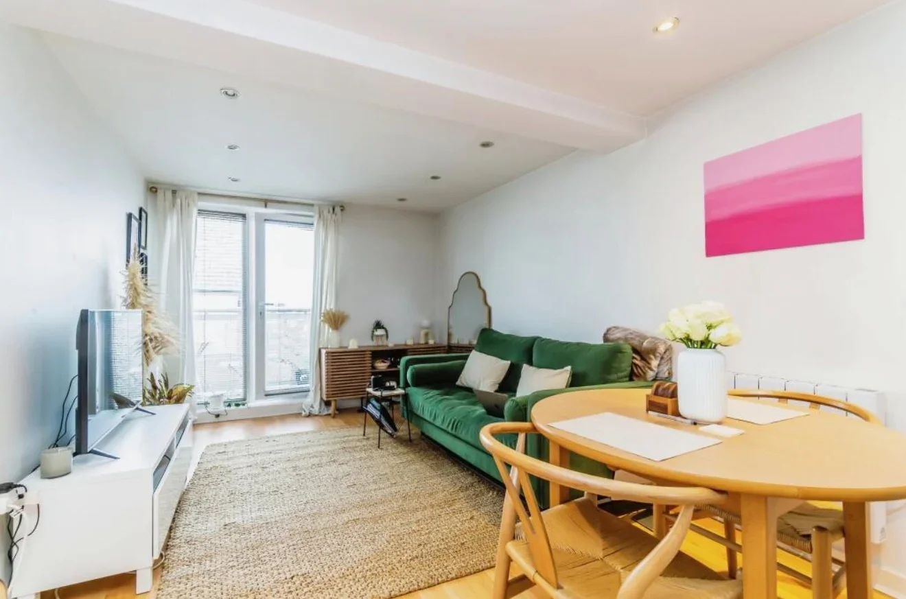 Flat Westway in Caterham on the Hill