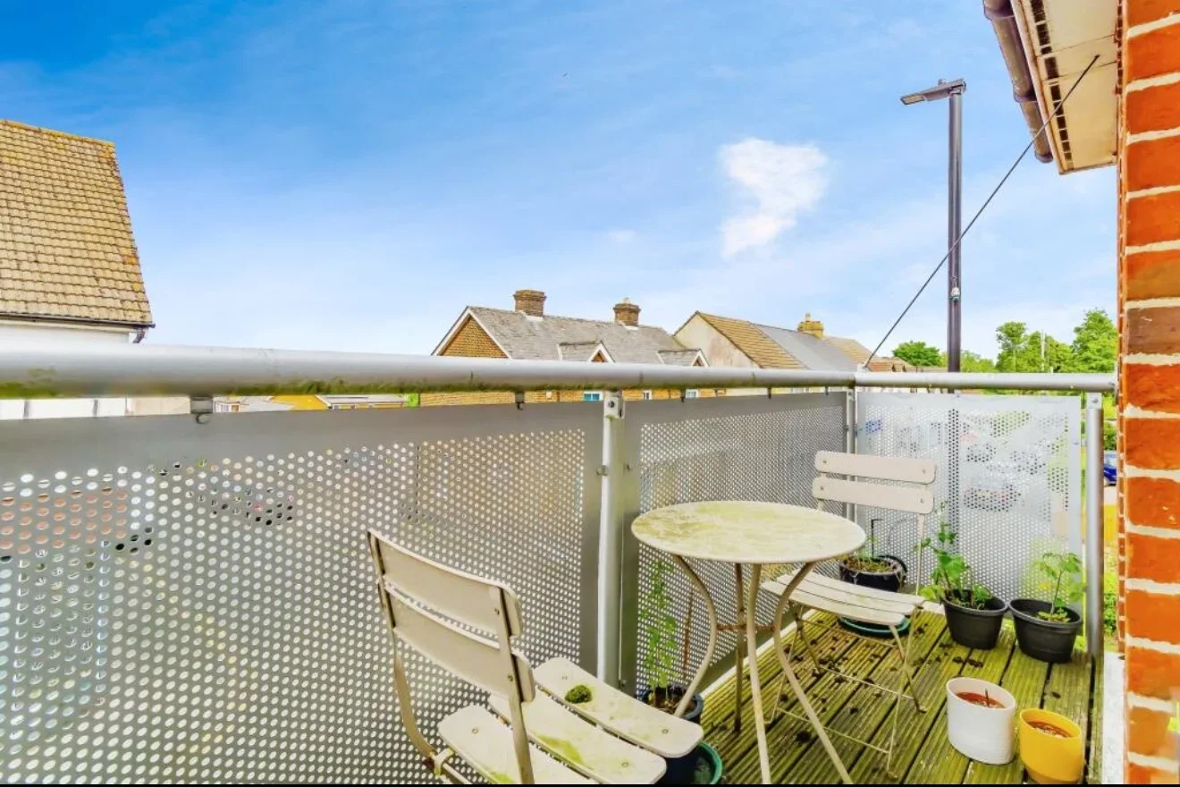 Flat Westway in Caterham on the Hill