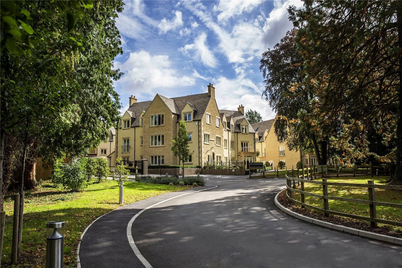Flat Stratton Place in Cotswold District