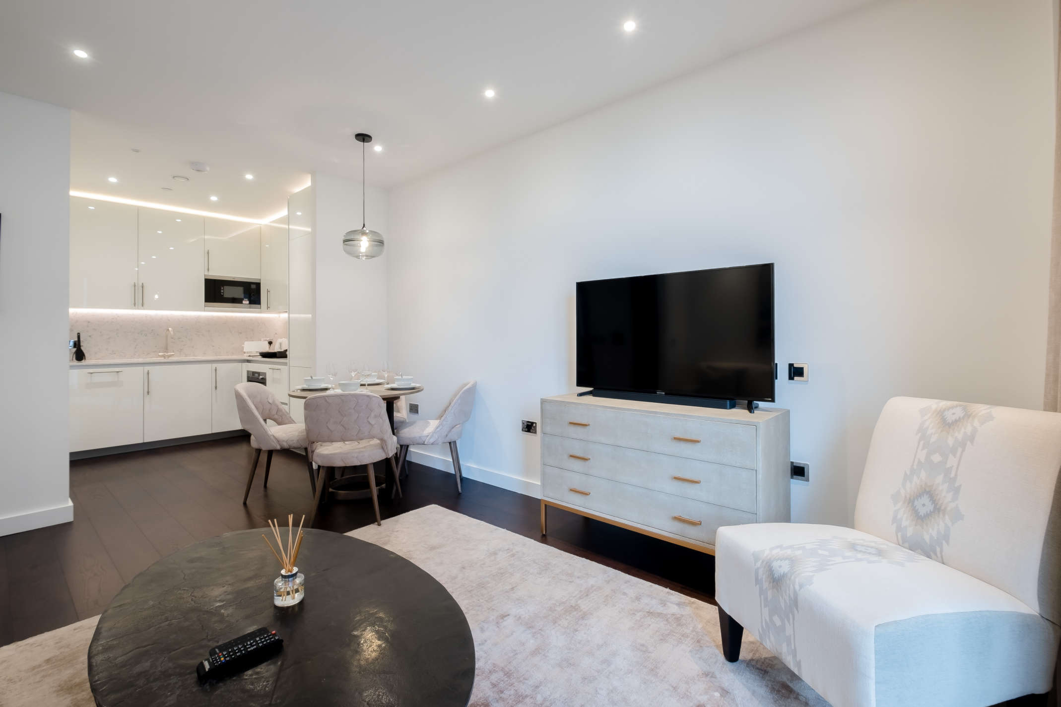 Flat Ponton Road in Greater London