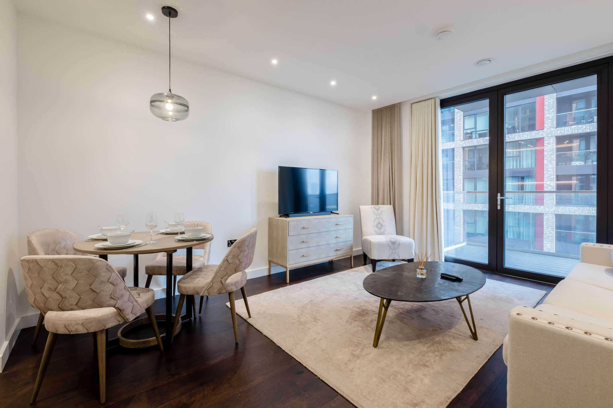 Flat Ponton Road in Greater London