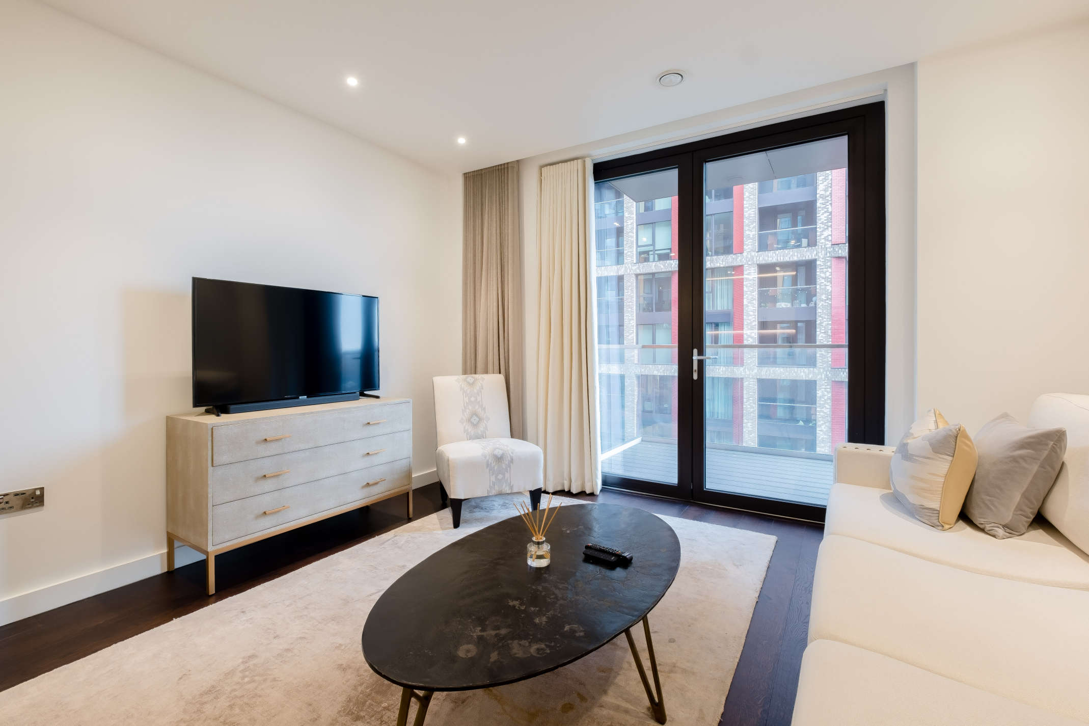 Flat Ponton Road in Greater London