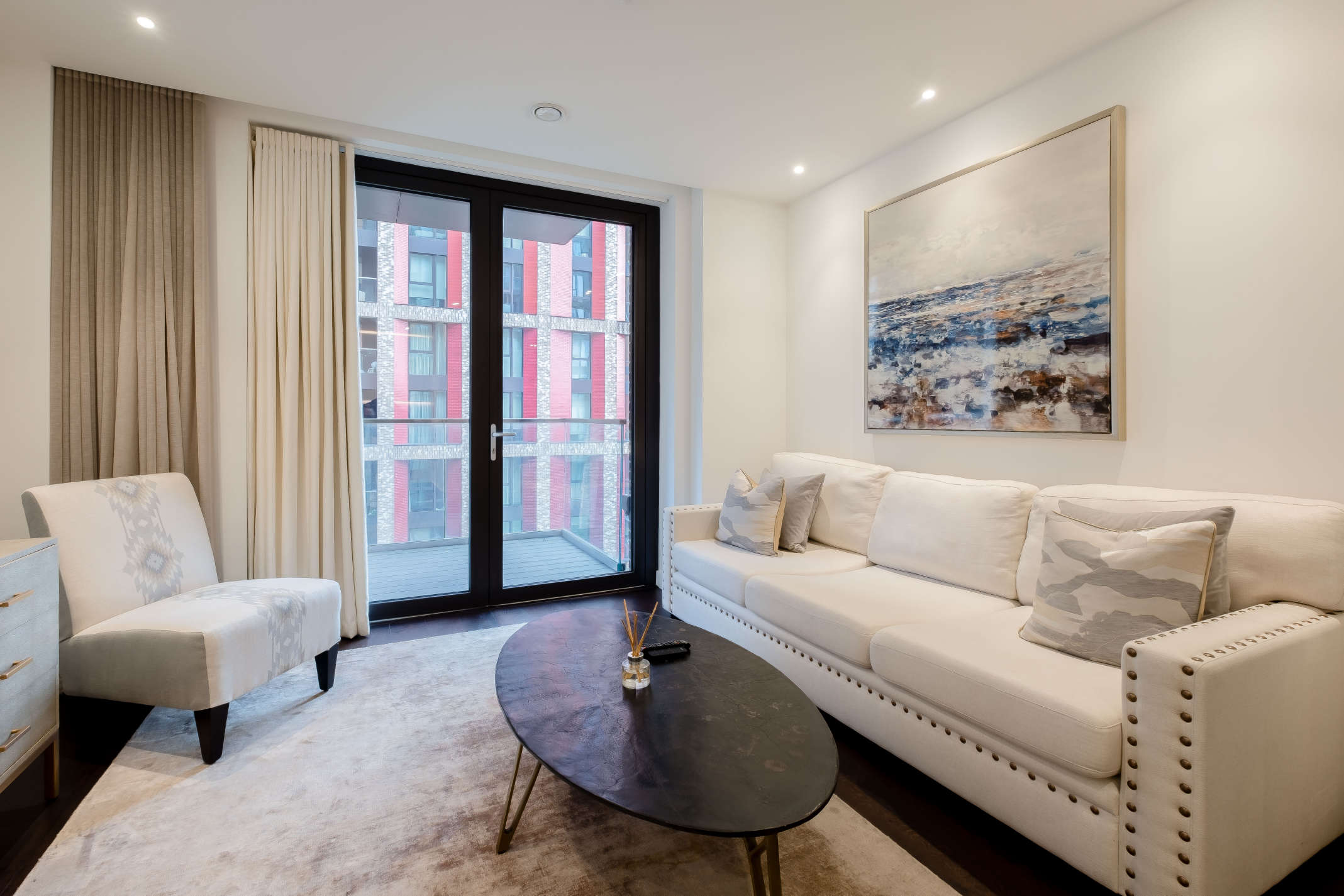 Flat Ponton Road in Greater London