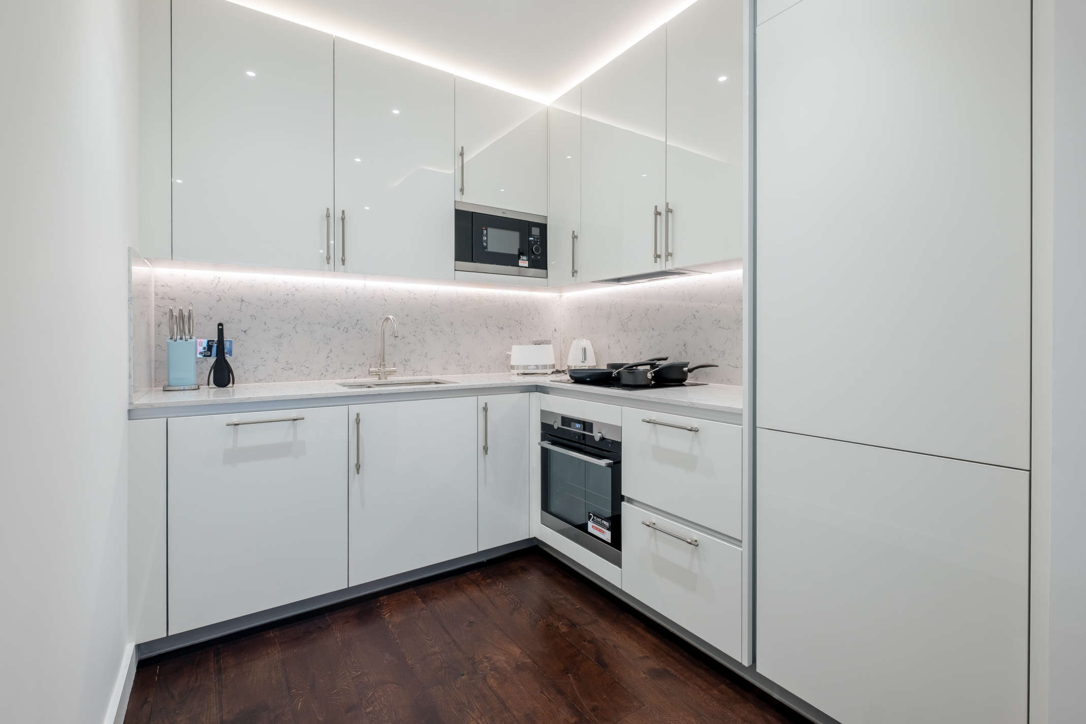Flat Ponton Road in Greater London