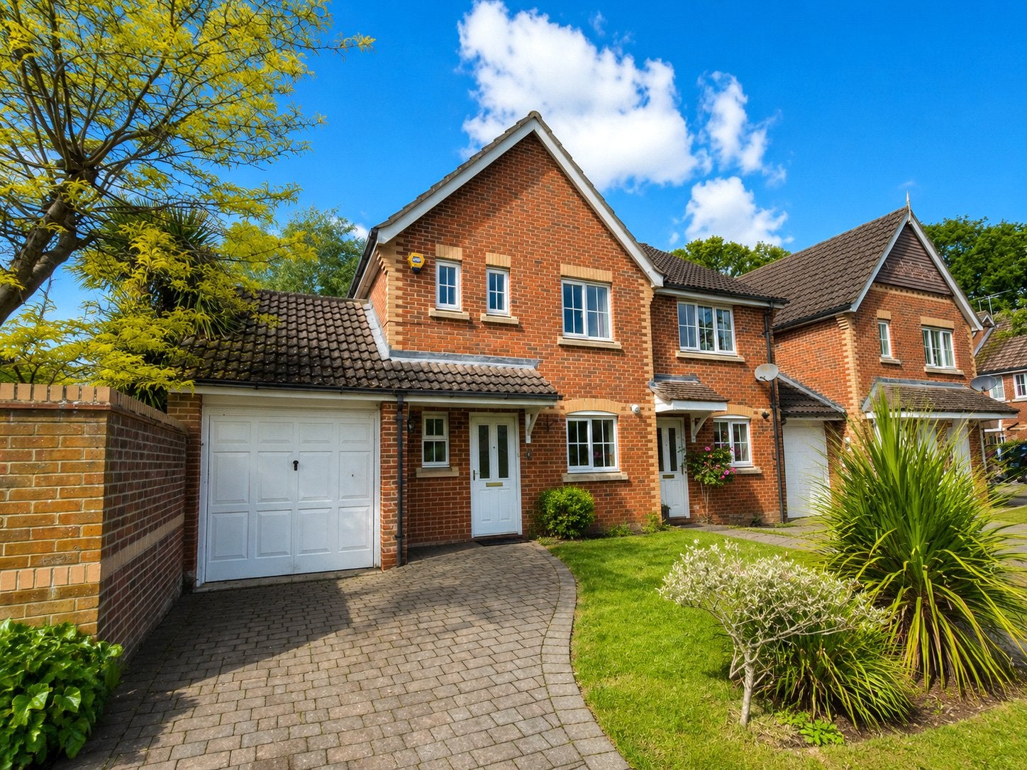 House Queen Elizabeth Close in Guildford