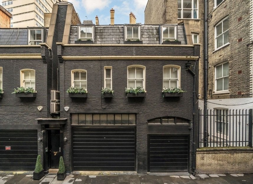Flat Down Street Mews in London