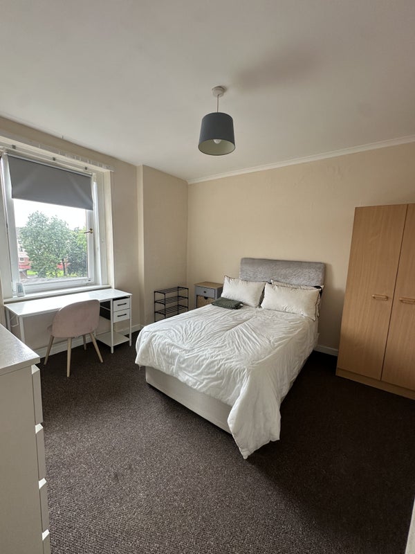 Room Broomknowes Road in Glasgow