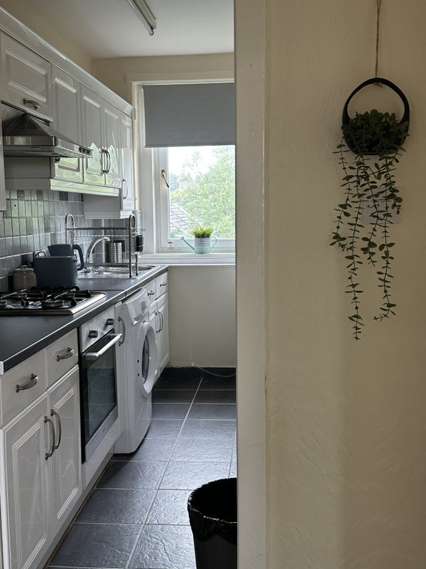 Room Broomknowes Road in Glasgow