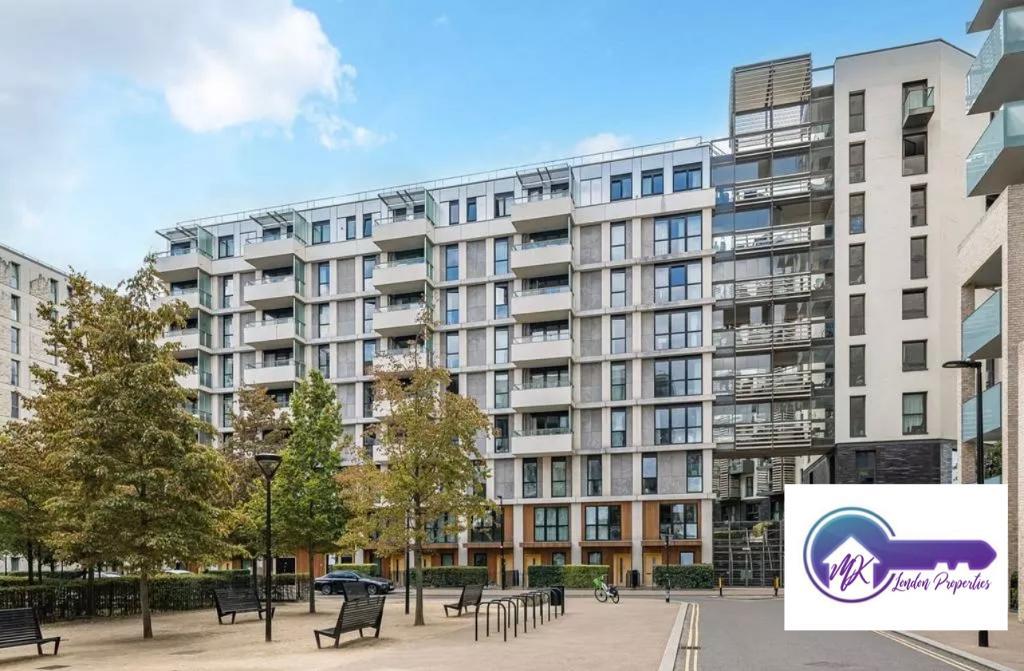 Flat Mirabelle Gardens in Greater London