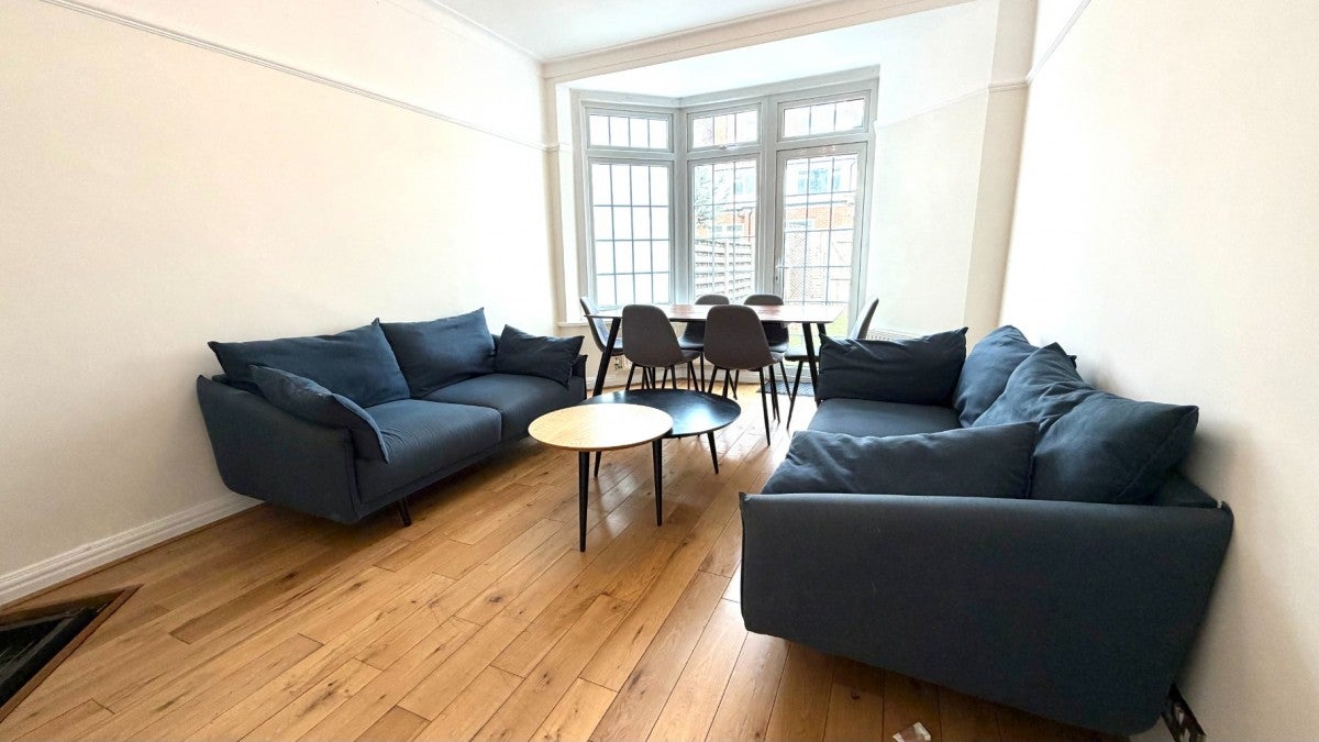 House Dingwall Gardens in Greater London