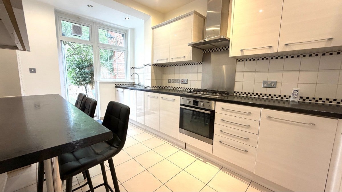 House Dingwall Gardens in Greater London