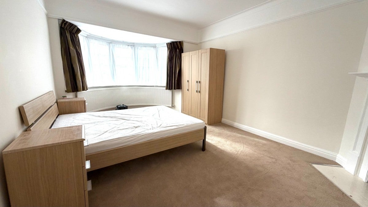 House Dingwall Gardens in Greater London