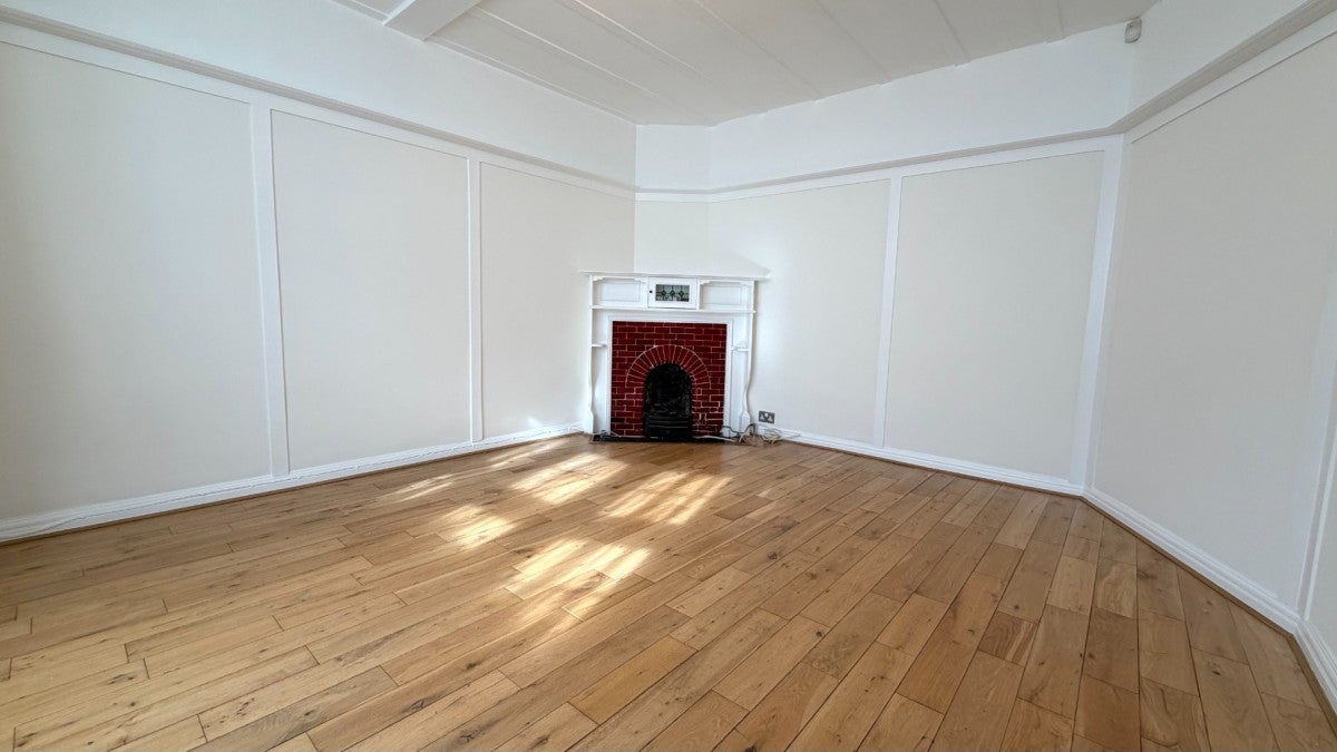 House Dingwall Gardens in Greater London