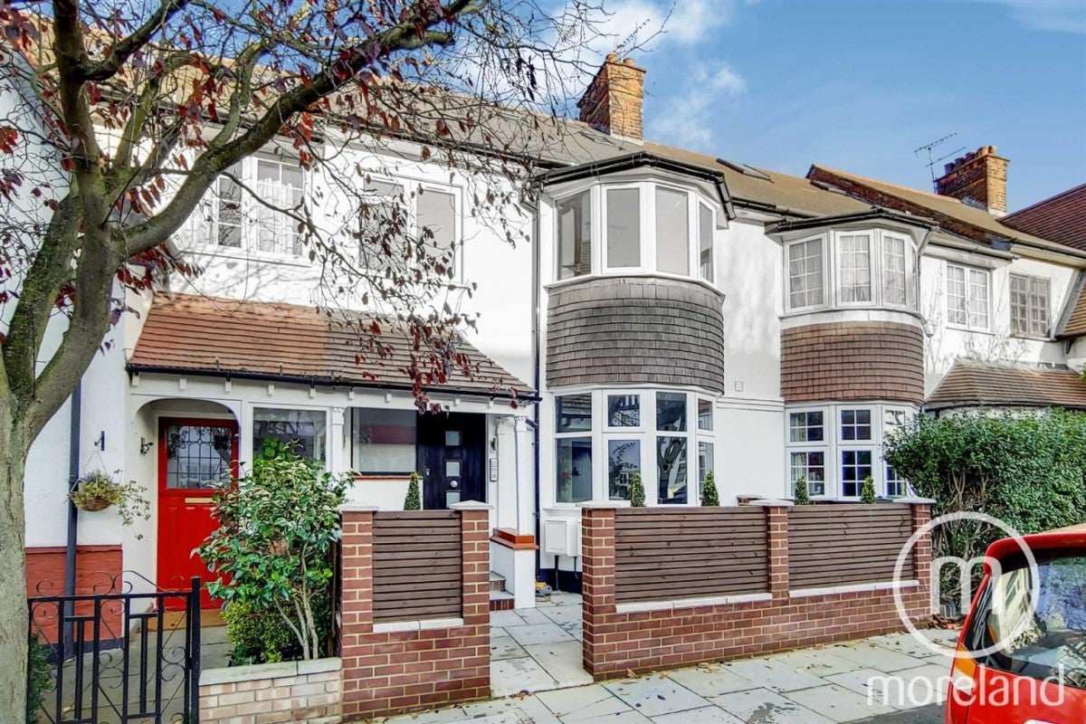 House Dingwall Gardens in Greater London
