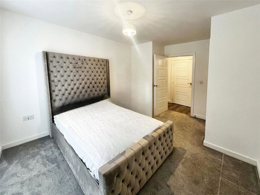Flat Masefield Crescent in London