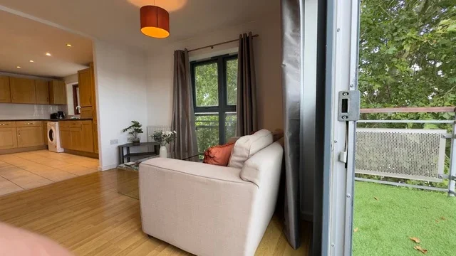 Flat Kenninghall Road in Greater London