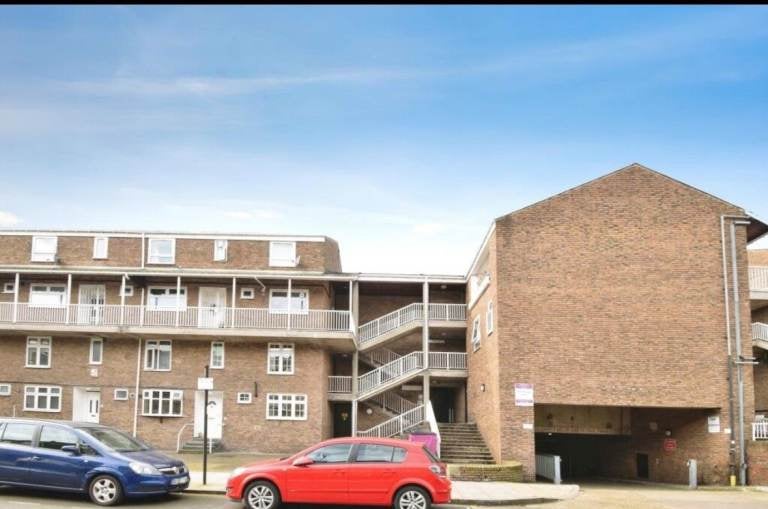 Flat Gough Walk in Greater London