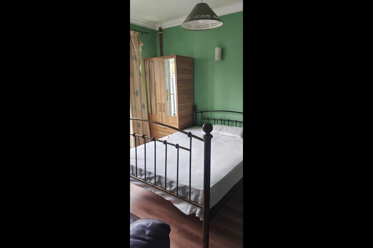Room Cleveland Road in Greater London