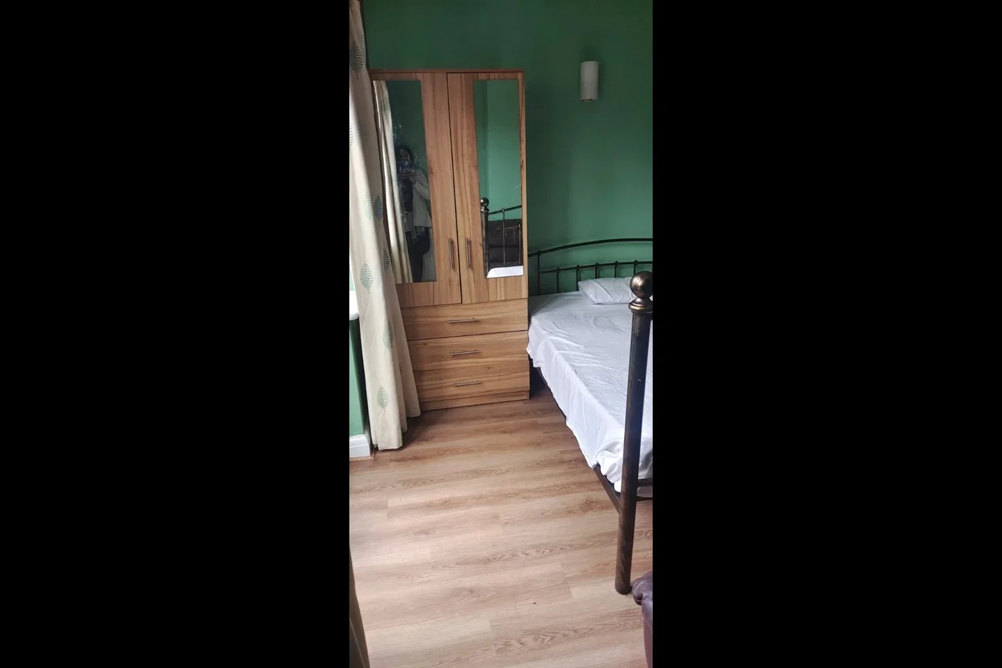 Room Cleveland Road in Greater London